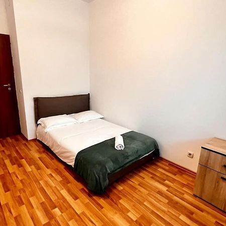 Otopeni Airport Apartment With Private Garden Exteriér fotografie