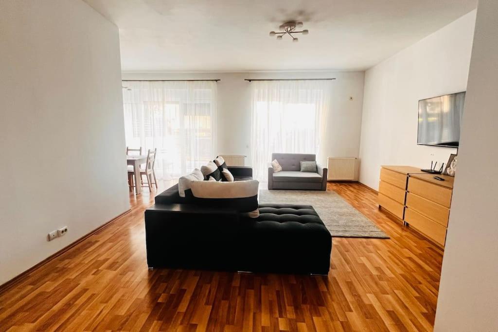 Otopeni Airport Apartment With Private Garden Exteriér fotografie