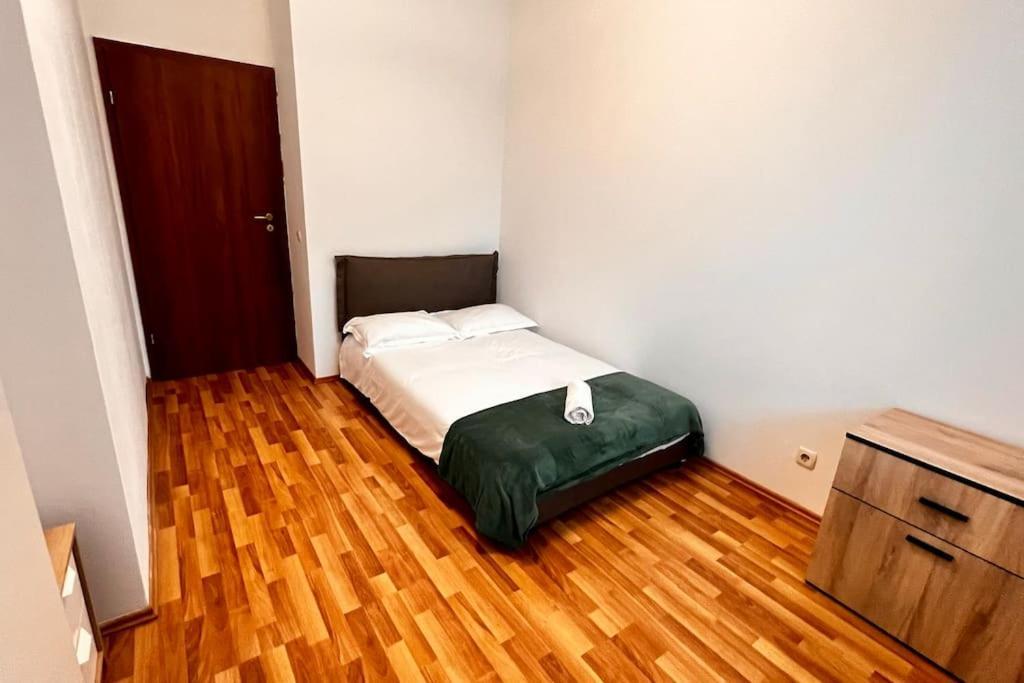 Otopeni Airport Apartment With Private Garden Exteriér fotografie